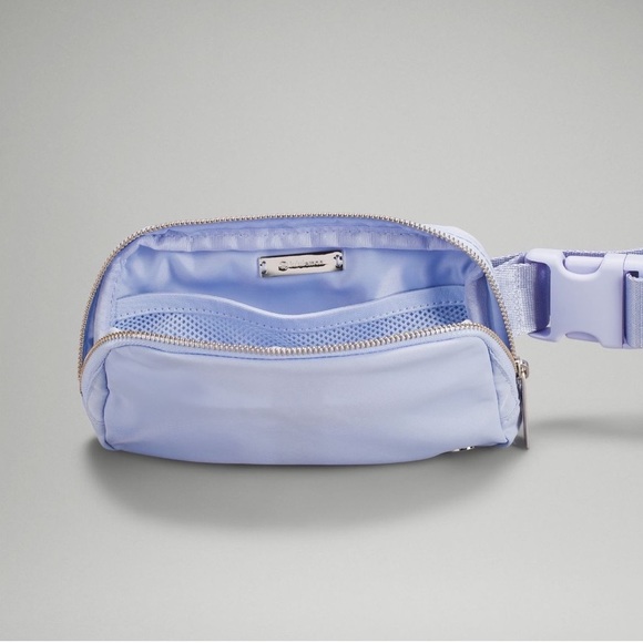 New! Lululemon Everywhere Belt Bag - Picture 2 of 9